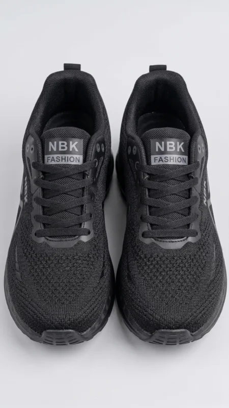 Schwarzer NBK Sneaker aus dem Schuhregal des Kamener Marktes